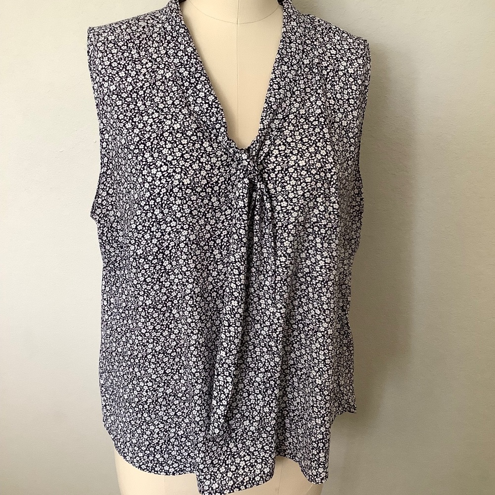 Sleeveless v neck floral top